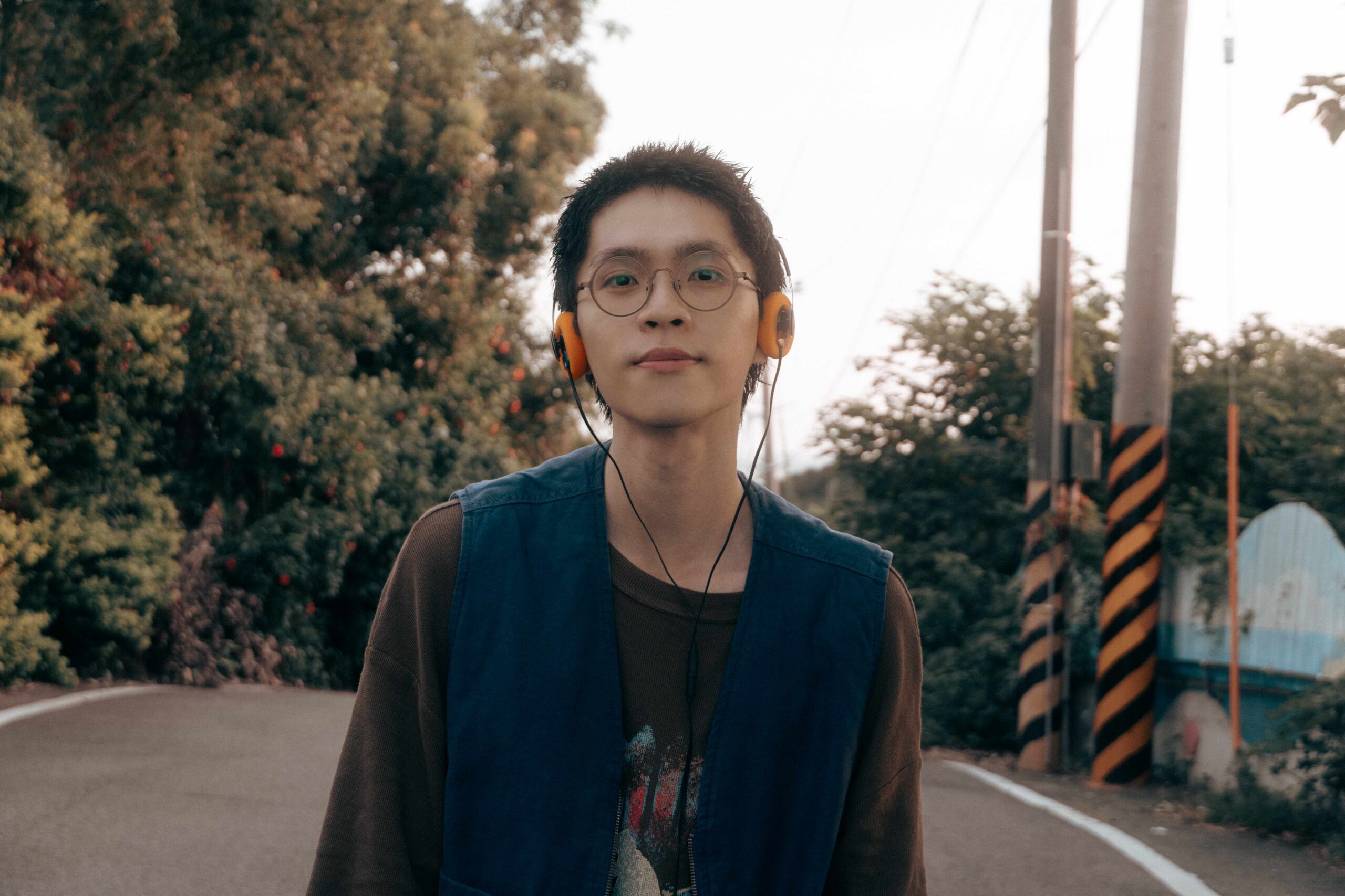 Wols 唱出苦中帶笑的人生希望 嘆人生苦悶也要笑著換氣用力站起 Wols 唱出苦中帶笑的人生希望 嘆人生苦悶也要笑著換氣用力站起