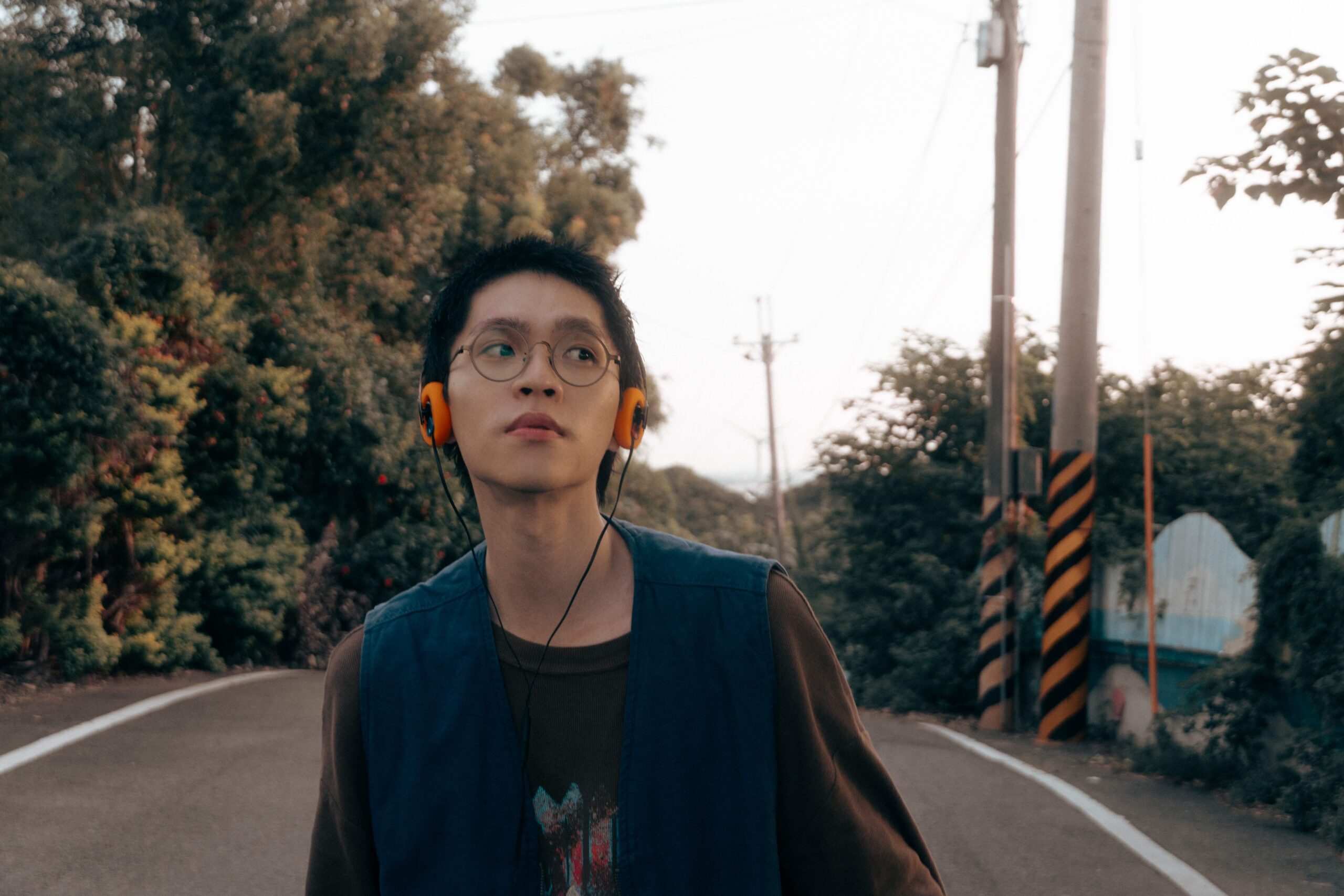 Wols 唱出苦中帶笑的人生希望 嘆人生苦悶也要笑著換氣用力站起 Wols 唱出苦中帶笑的人生希望 嘆人生苦悶也要笑著換氣用力站起