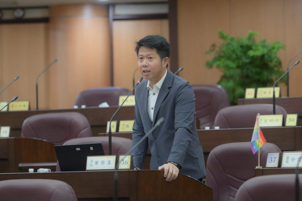 智慧停車柱行動支付「都中文」外籍人士喊困擾 黃崇真籲:儘速導入信用卡與多語介面 智慧停車柱行動支付「都中文」外籍人士喊困擾 黃崇真籲:儘速導入信用卡與多語介面