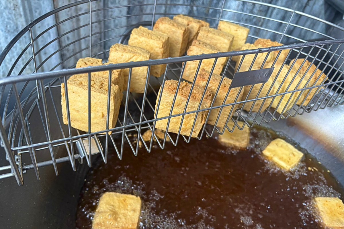 龍潭湖旅遊美食：外酥內嫩臭豆腐 成旅人散步後必嘗小吃！