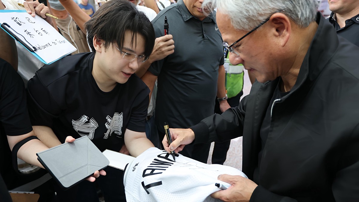 黃仁勳搭專機快閃台南 視察台積電3奈米產線並將出席運動會