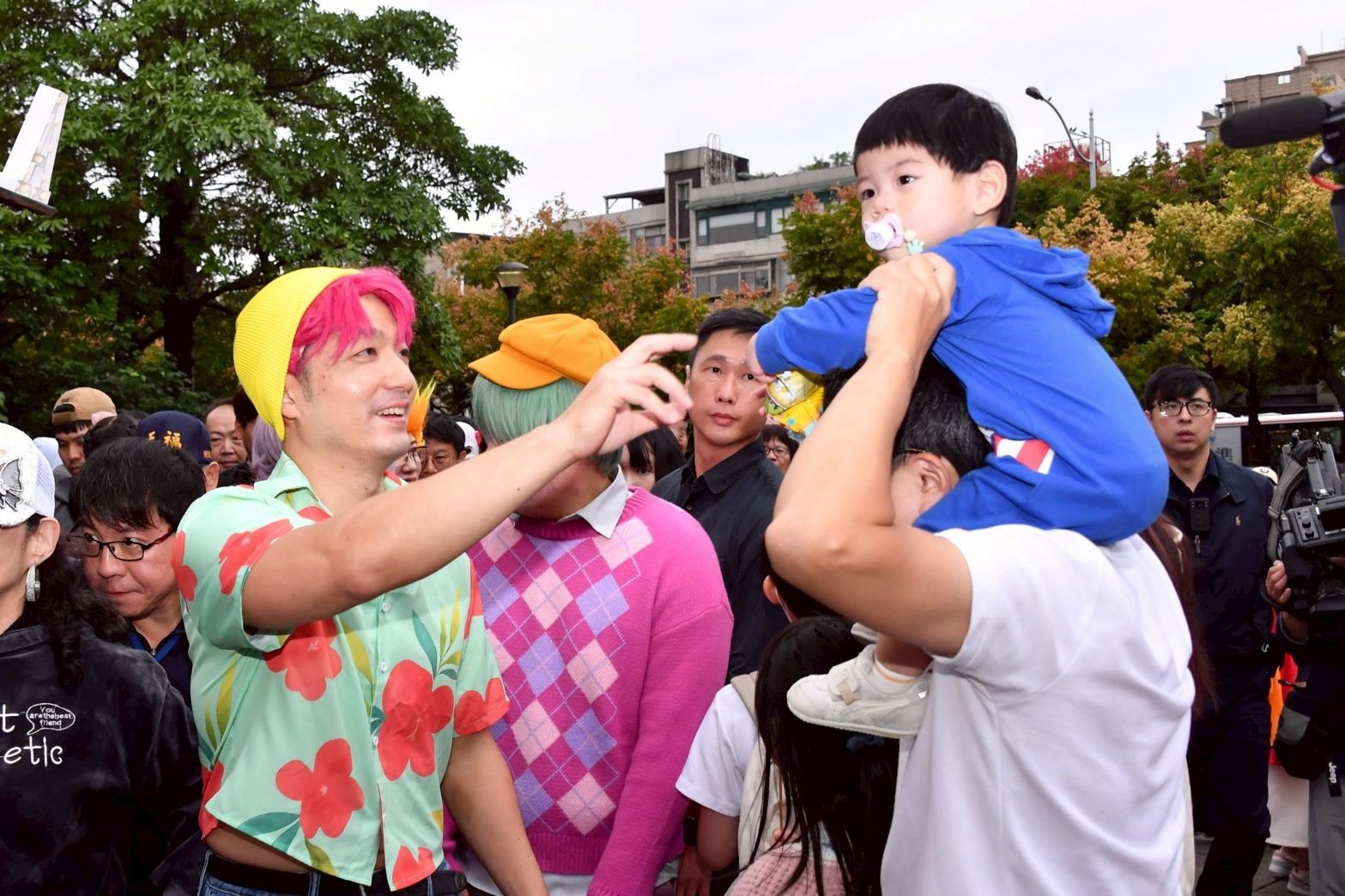 蔣萬安變身動漫男團Abby　現身天母萬聖節引小朋友暴動