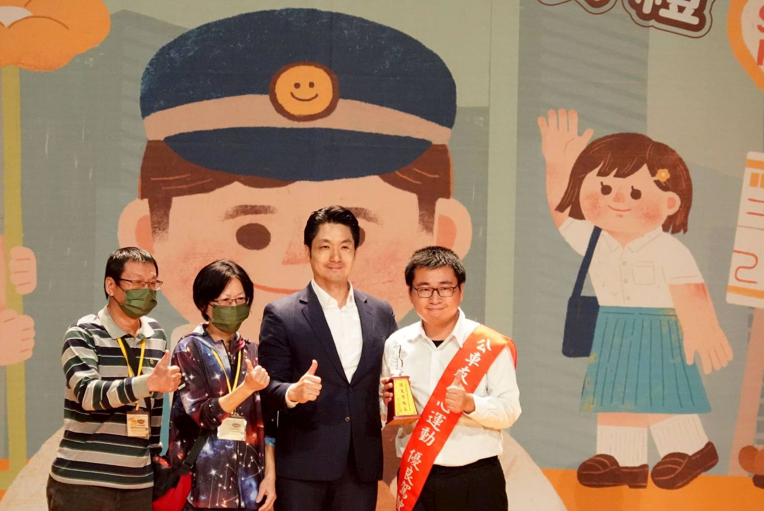 台北公車服務獲市民按讚 蔣萬安親頒獎項肯定駕駛溫暖舉動 台北公車服務獲市民按讚 蔣萬安親頒獎項肯定駕駛溫暖舉動