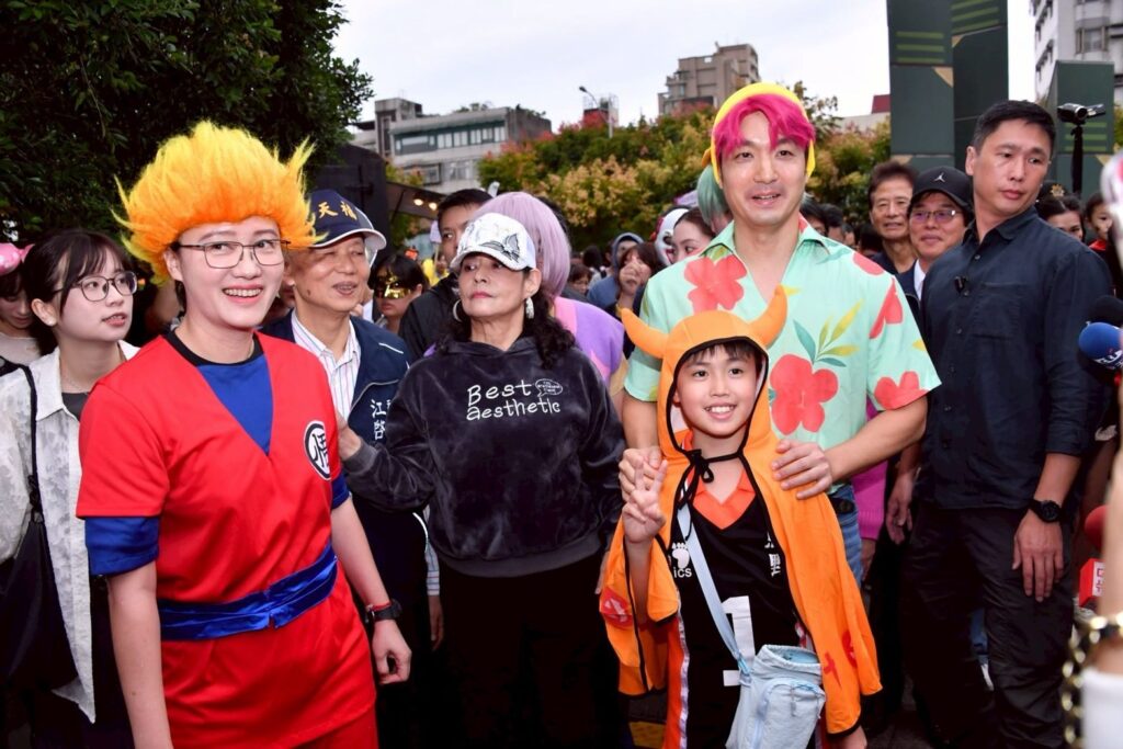 蔣萬安變身動漫男團Abby　現身天母萬聖節引小朋友暴動