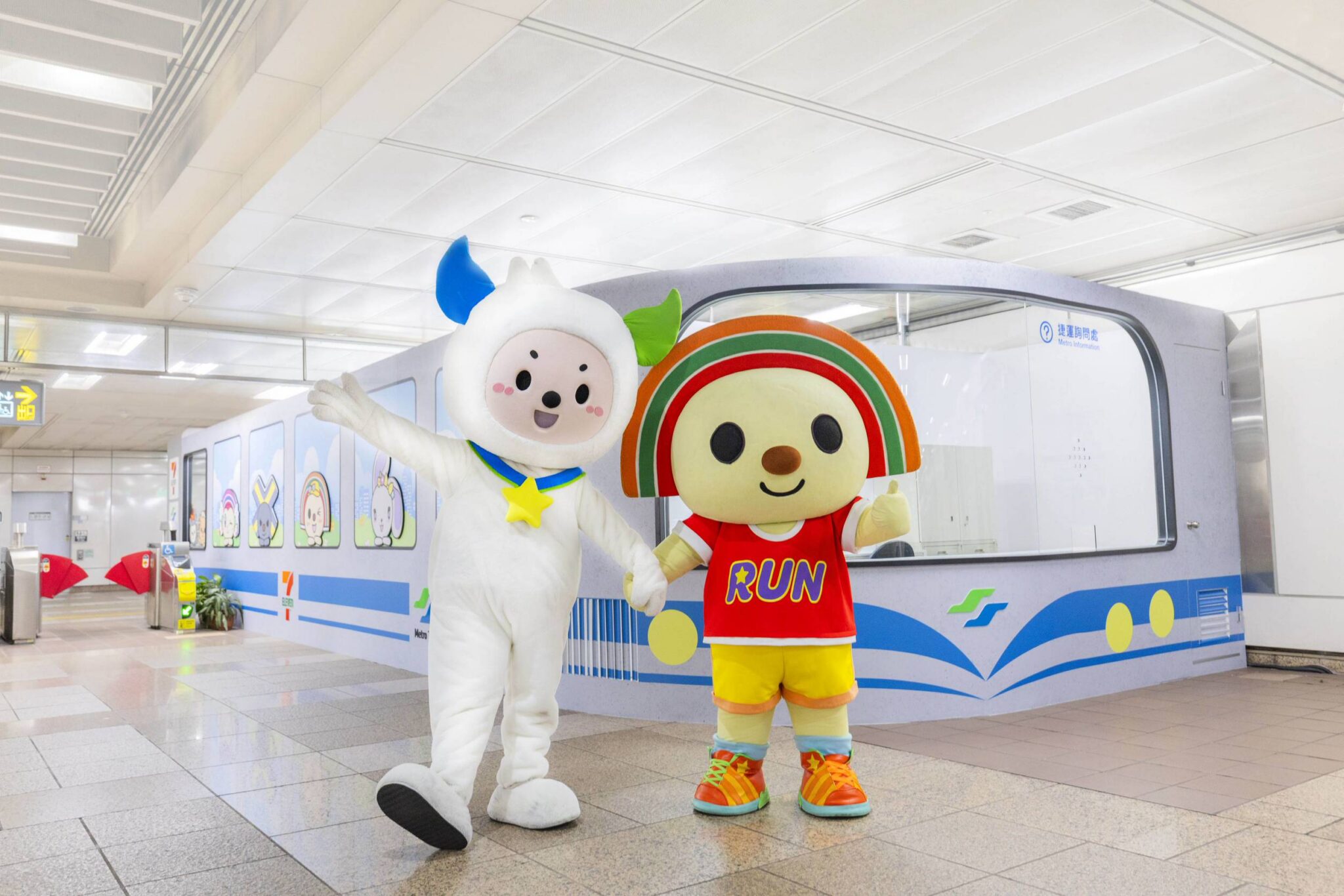 北捷與7-ELEVEN聯名店開幕　台大醫院站打造列車主題便利空間