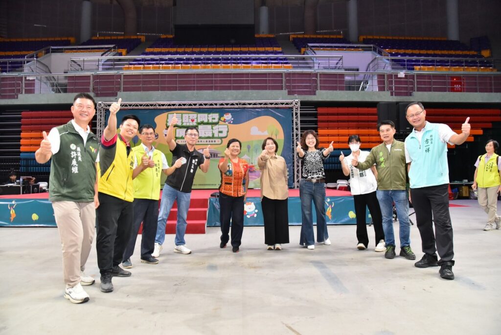 「114 年屏東縣長照人員運動會」 創意滿點!千人齊聚揮汗伸展 「114 年屏東縣長照人員運動會」 創意滿點!千人齊聚揮汗伸展