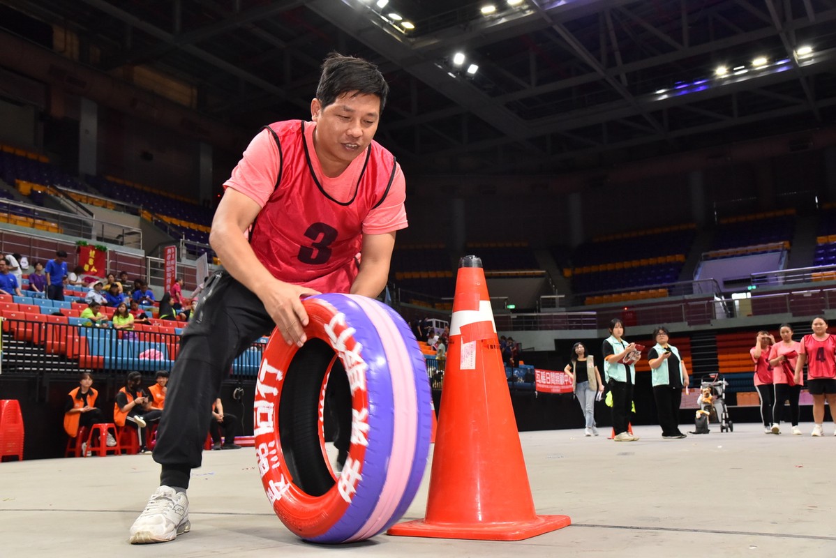 「114 年屏東縣長照人員運動會」 創意滿點!千人齊聚揮汗伸展 「114 年屏東縣長照人員運動會」 創意滿點!千人齊聚揮汗伸展