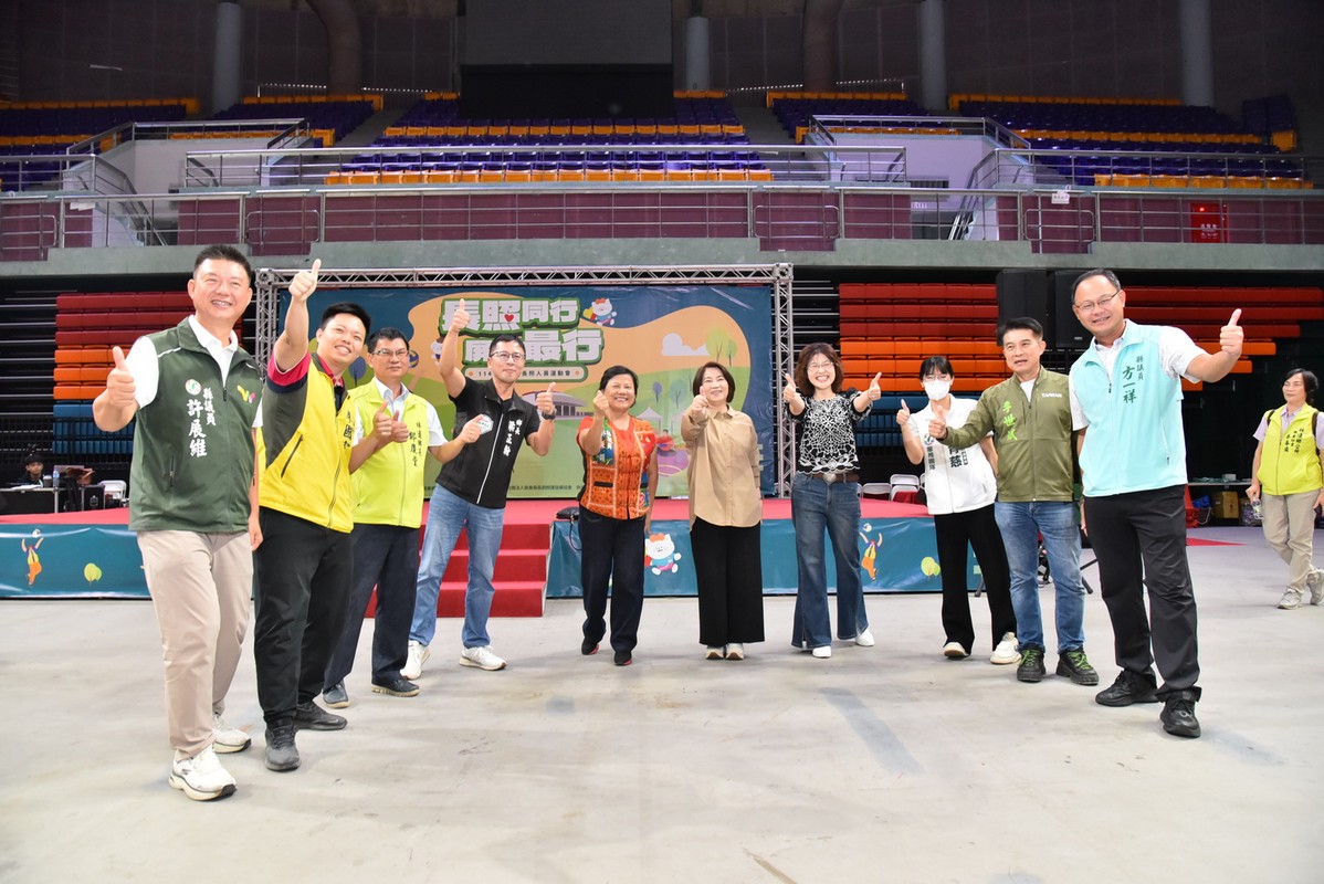 「114 年屏東縣長照人員運動會」 創意滿點!千人齊聚揮汗伸展 「114 年屏東縣長照人員運動會」 創意滿點!千人齊聚揮汗伸展