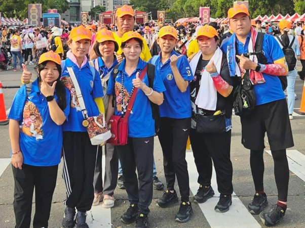 白沙屯媽最愛小孩!北上讚境沿途贈「紗布衣、小橘帽」與孩童結緣 白沙屯媽最愛小孩!北上讚境沿途贈「紗布衣、小橘帽」與孩童結緣