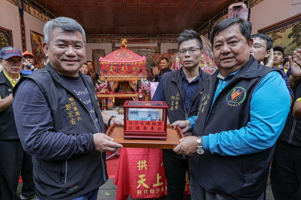 白沙屯媽最愛小孩!北上讚境沿途贈「紗布衣、小橘帽」與孩童結緣 白沙屯媽最愛小孩!北上讚境沿途贈「紗布衣、小橘帽」與孩童結緣