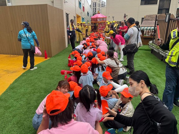 白沙屯媽最愛小孩!北上讚境沿途贈「紗布衣、小橘帽」與孩童結緣 白沙屯媽最愛小孩!北上讚境沿途贈「紗布衣、小橘帽」與孩童結緣