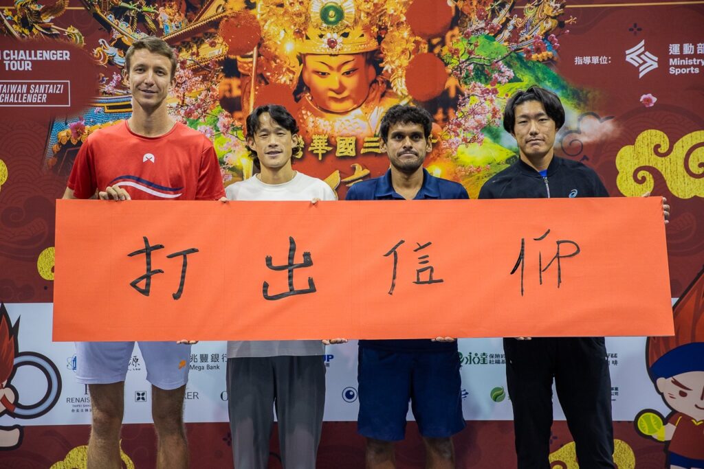 臺灣華國三太子盃》記者會體驗書法文化 2日會外賽點燃戰火 雙打首輪上演臺將內戰 謝政鵬強碰莊吉生 選手體驗書法,並寫下今年賽事標語。(圖/中華民國網球協會提供)