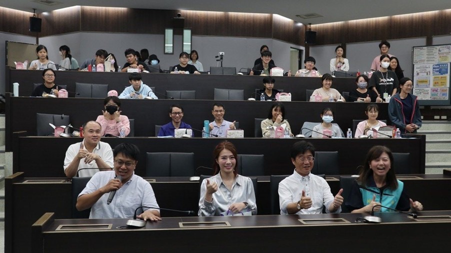 質感家深入校園開講 教學生識破三大租屋詐騙陷阱 質感家品牌執行長陳音潔與海洋大學、基隆市政府同仁合影。(圖/國立臺灣海洋大學提供)