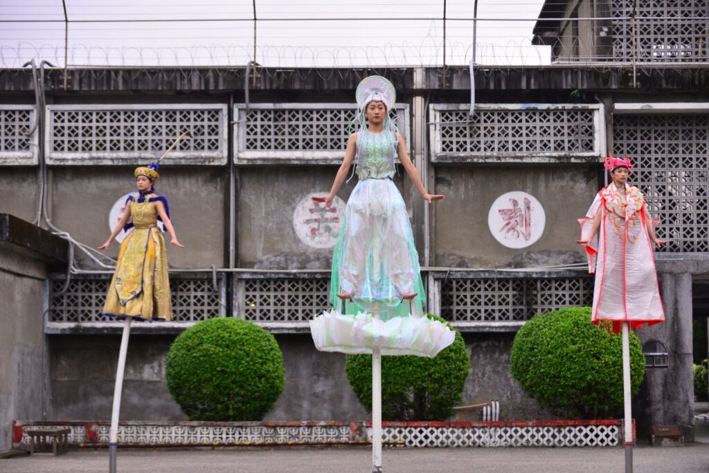 2025人權藝術生活節登場 《未竟之路》主題引發關注 街頭劇場-何曉玫舞團三位表演者。(圖/國家人權博物館 提供)