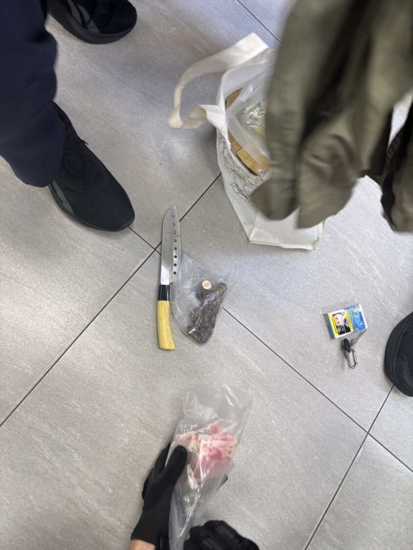 何男先是於廣州路超商持刀行搶，接著又在中北路賣場故技重施，共得一芭樂汁、洋菸與現金新台幣1萬元。（記者翻攝）