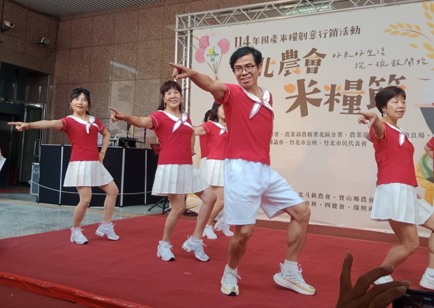 中崙社區排舞班唯一男生吳輝榮練舞僅2個月，竹北米糧節助陣舞姿博取全場喝采。（圖/記者黃溎芬攝影）