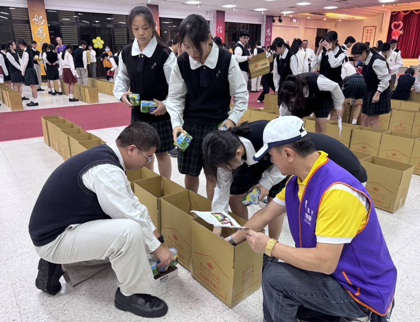 竹縣攜手安得烈推動「惜食傳愛」忠信師生公益裝箱傳遞溫暖 忠信學校師生們以實際行動傳遞關懷與愛心,齊心合力完成200箱「惜食傳愛」。(圖/記者黃溎芬翻攝)