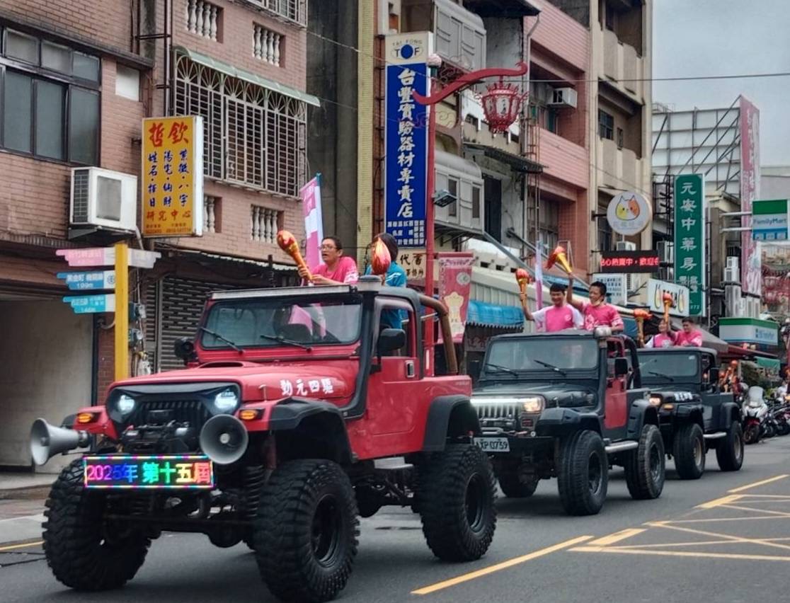 聖火車隊遶行市區宣傳，傳遞希望與平權願景。（圖/記者黃溎芬翻攝）