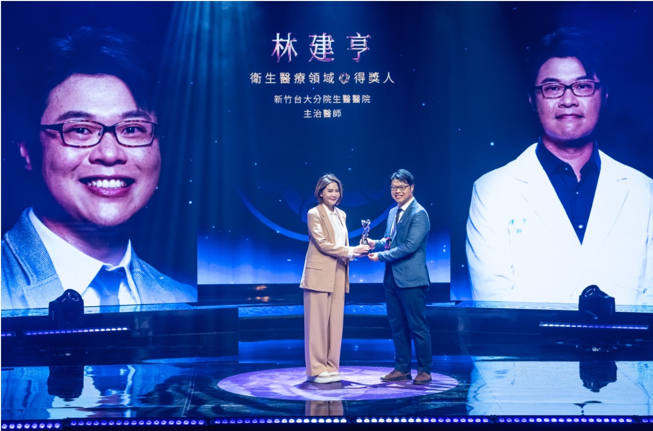 新竹臺大分院精神醫學部林建亨醫師榮獲衛生福利部「紫絲帶獎」，由貴賓於頒獎典禮上親自頒授獎座，肯定其長年深耕兒少保護醫療的卓越貢獻。（圖/記者張家燁翻攝）