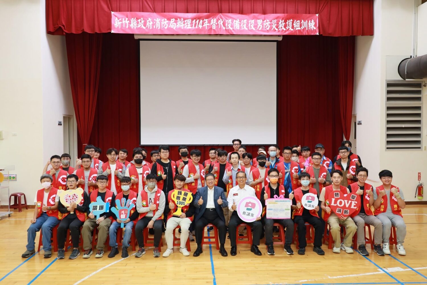 114年度替代役備役役男防災救護訓練登場 新竹縣強化全民急救量能 新竹縣政府消防局辦理「114年度替代役備役役男防災救護組召訓」,參訓役男與縣府及消防局代表合影留念,展現役男投入防災訓練的熱忱與決心。(圖/記者張家燁翻攝)
