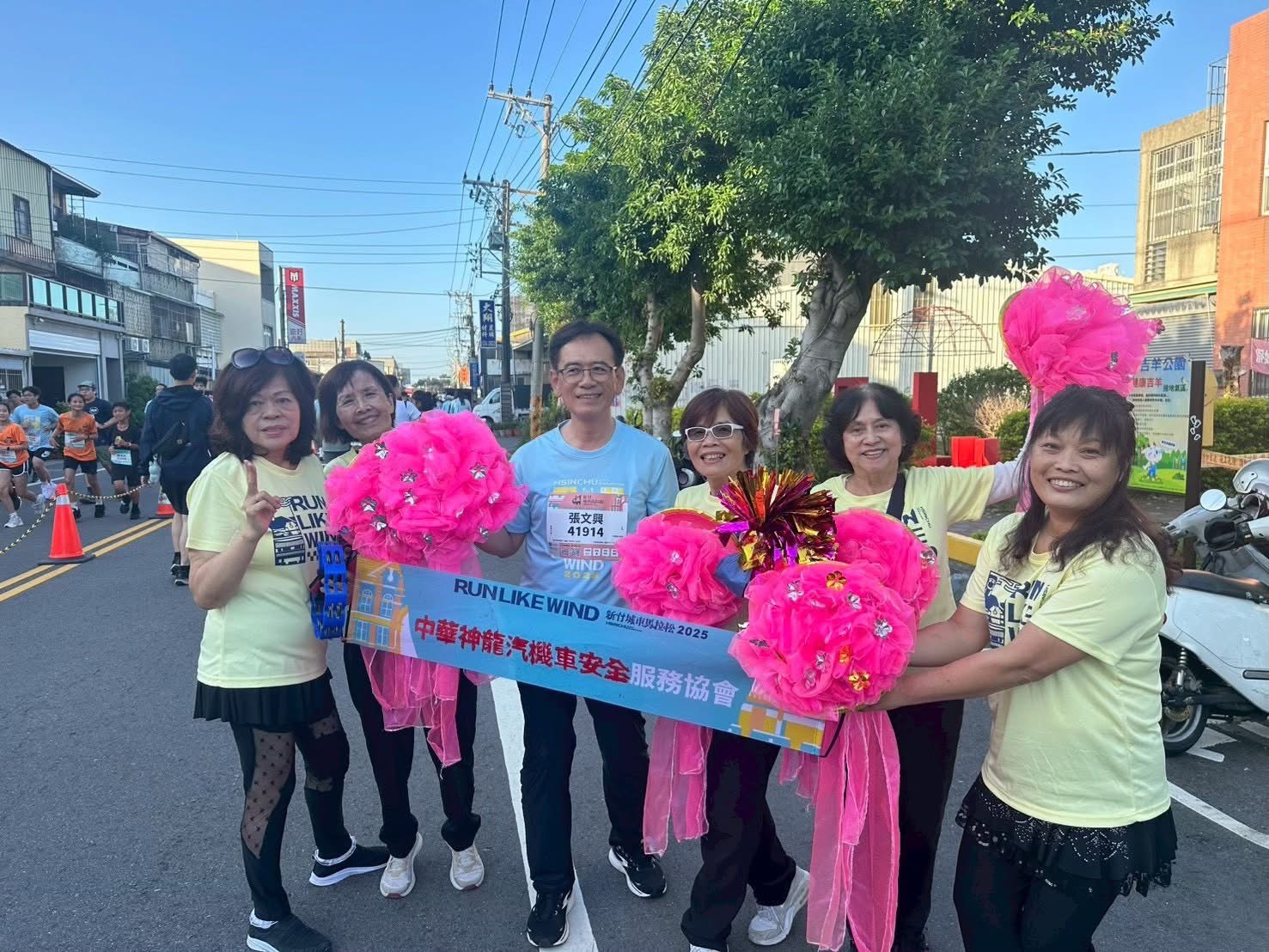 城市與跑者一同前進!張文興「路跑是新竹最美的凝聚力」 在新竹城市馬拉松賽道旁,理事長張文興與熱情的加油團合影,現場以鮮豔應援道具為跑者加油,營造滿滿活力與歡笑的路跑氛圍。(圖/記者張家燁翻攝)