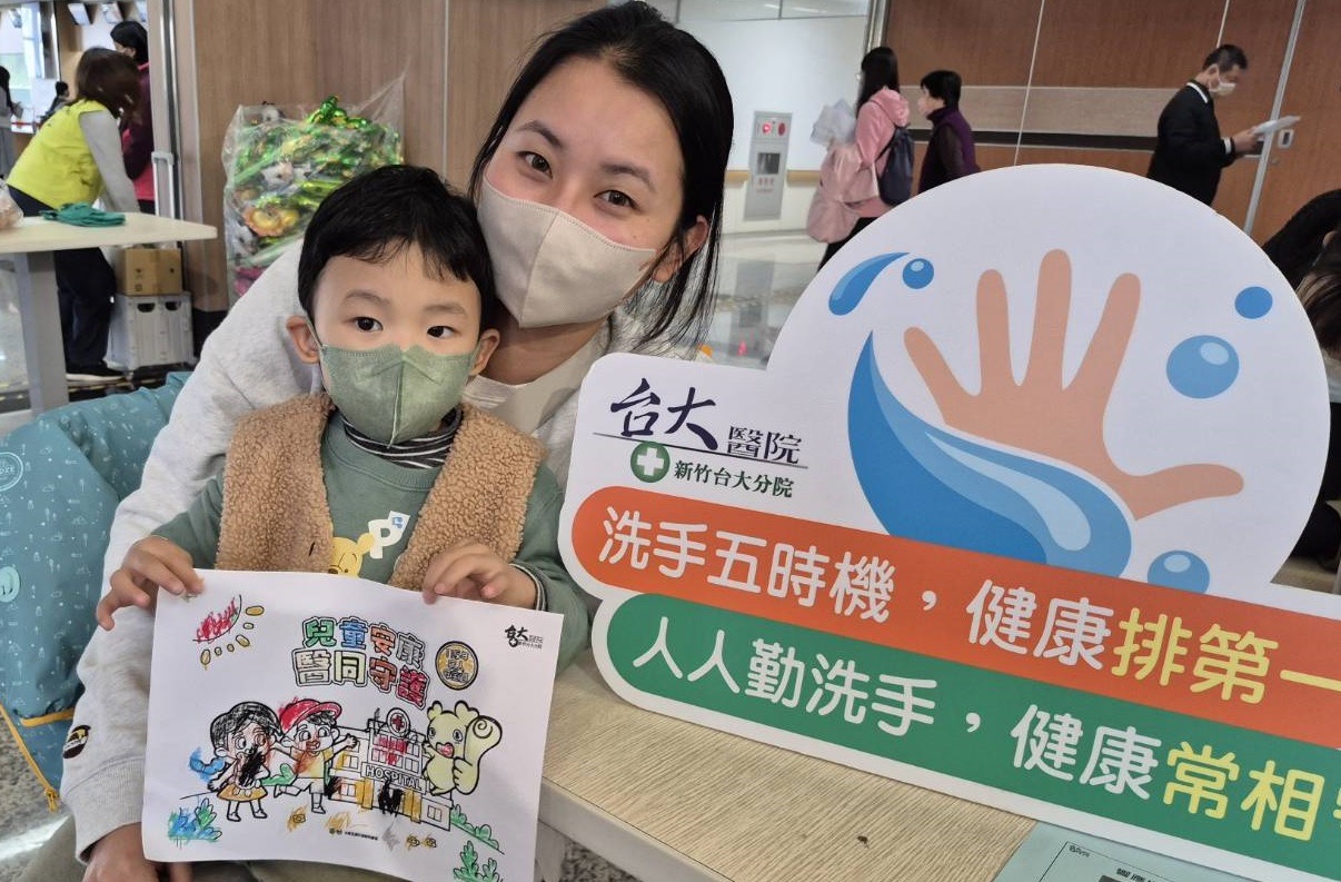 家長與孩子參與「世界抗生素週」兒童衛教闖關活動，透過繪畫及洗手五時機宣導，從小建立正確清潔、用藥與感染預防觀念。（圖/記者張家燁翻攝）