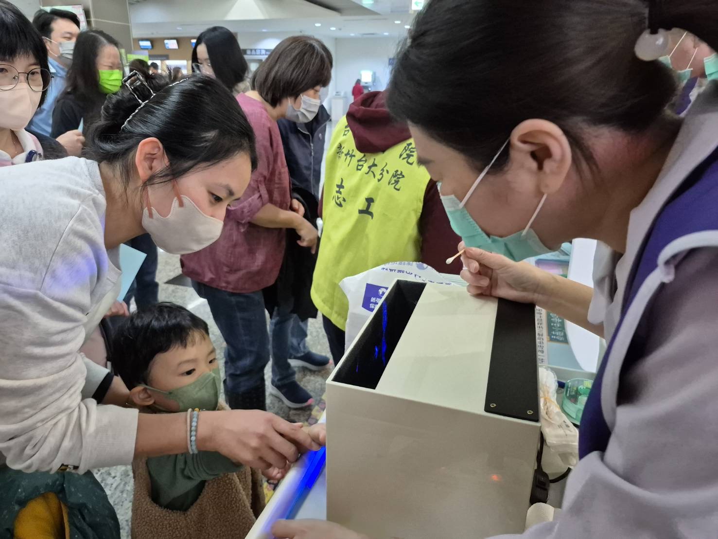 衛教活動現場，藥師示範手部清潔及抗藥性預防互動設備，吸引家長與孩童參與，透過實作體驗認識正確的清潔與用藥觀念。（圖/記者張家燁翻攝）