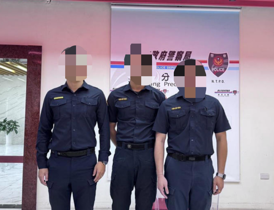 陳姓所長（最左）日前受分局表揚照。（記者徐煜勝翻攝）