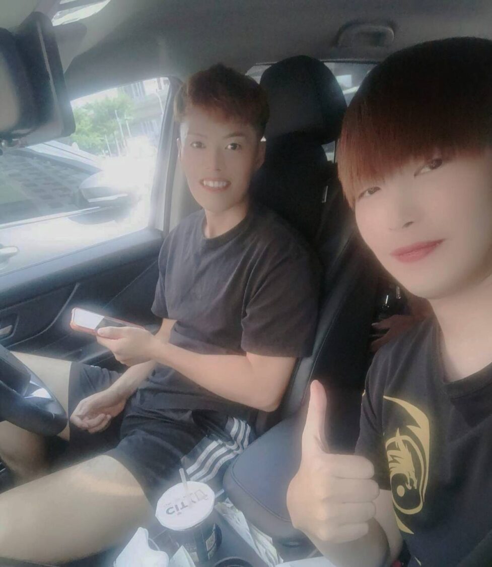 YouTuber 吳星毅（左）與防身教練陳勇正（右）在車內共同構思拍攝內容，這次跨界合作影片意外引爆網路熱潮，5天突破10萬觀看次數。（圖／受訪者提供）