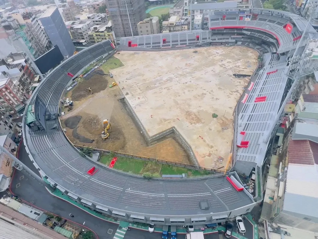 網傳市府未驗收亂挖?竹市府怒回:統包商才是拖工元凶 新竹棒球場改善工程空拍畫面,可見覆土移除後的球場全貌。市府強調,所有工程處置均依契約與鑑定結果依法辦理,目的在確保結構安全與球場未來啟用品質。(圖/新竹市政府提供)