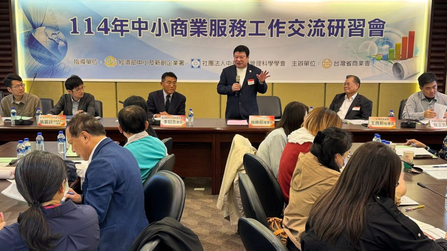 施勝郎重申省商總會使命「協助企業、連結資源、推動成長」 台灣省商業總會理事長施勝郎於交流座談中發言,強調商業會在地服務的重要性與未來發展策略。(圖/主辦單位提供)