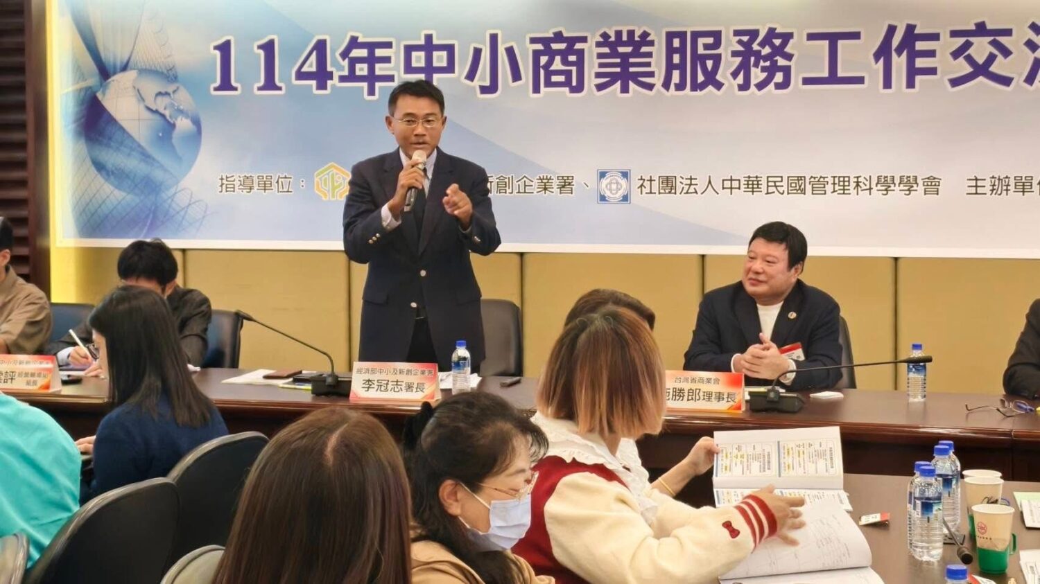 施勝郎重申省商總會使命「協助企業、連結資源、推動成長」 中小及新創企業署署長李冠志於研習會致詞,分享中小企業政策方向與政府輔導新措施,獲現場熱烈回應。(圖/主辦單位提供)