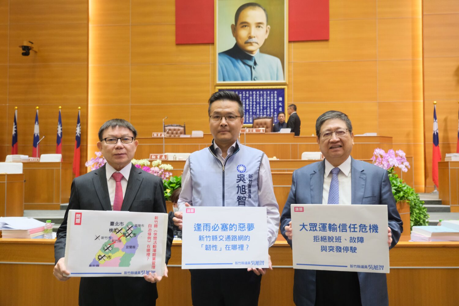 議員吳旭智於縣議會總質詢提出多項交通與治安議題，縣長楊文科（右）、議長張鎮榮（左）及相關局處首長到場聆聽並回應。（圖／記者林照東翻攝）