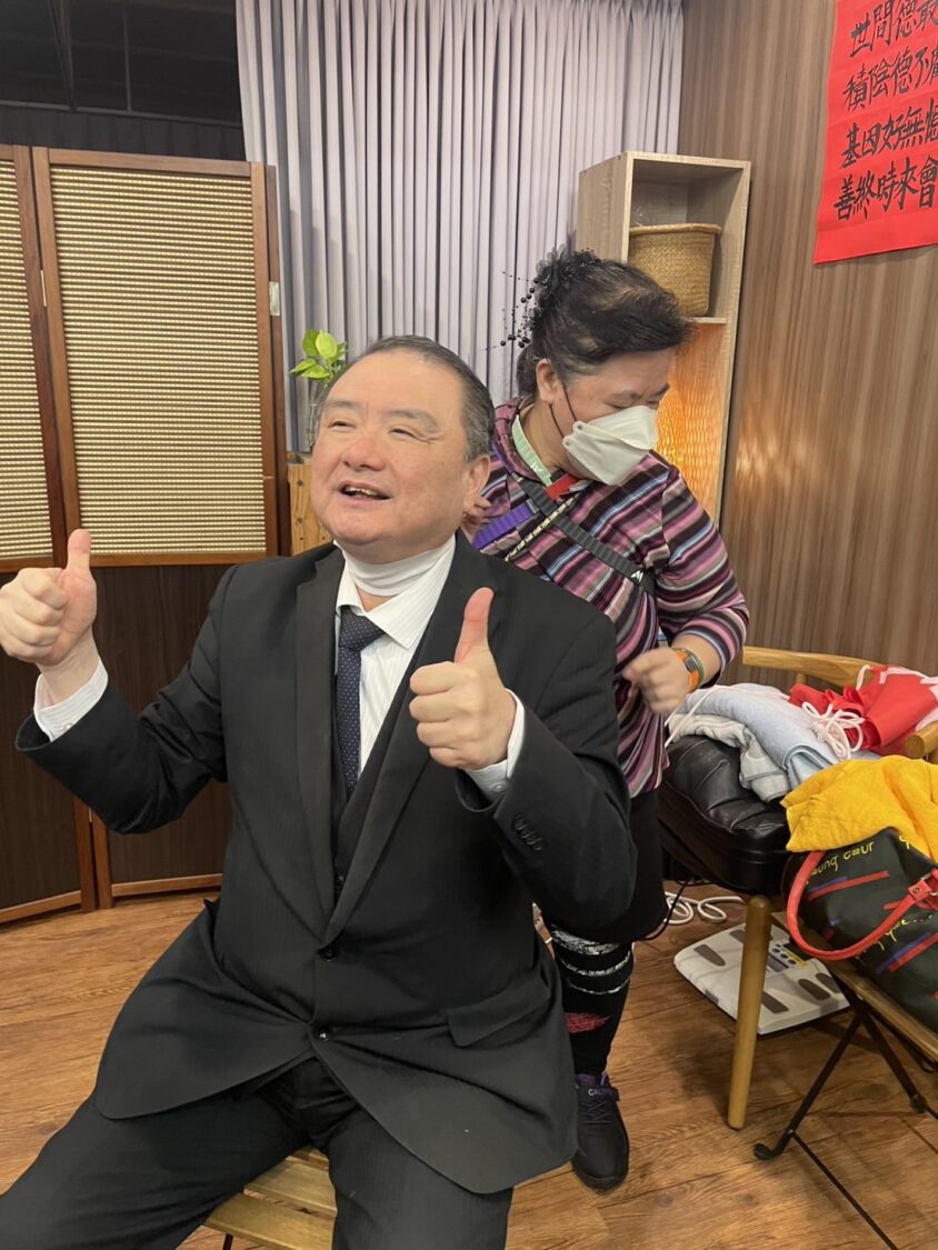 被害者坐滿現場!56民團揭醫療與司法黑洞 改革聲浪再升高 劉承武理事長活動現場接受義診調理,展現民間團體長期推動公益與關懷弱勢的精神。(圖/主辦單位提供)