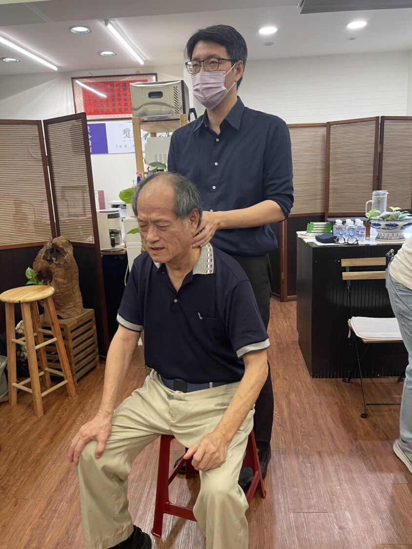 被害者坐滿現場!56民團揭醫療與司法黑洞 改革聲浪再升高 專業志工協助長者肩頸調理,活動中除了研討會外也同步提供義診與健康關懷服務。(圖/主辦單位提供)