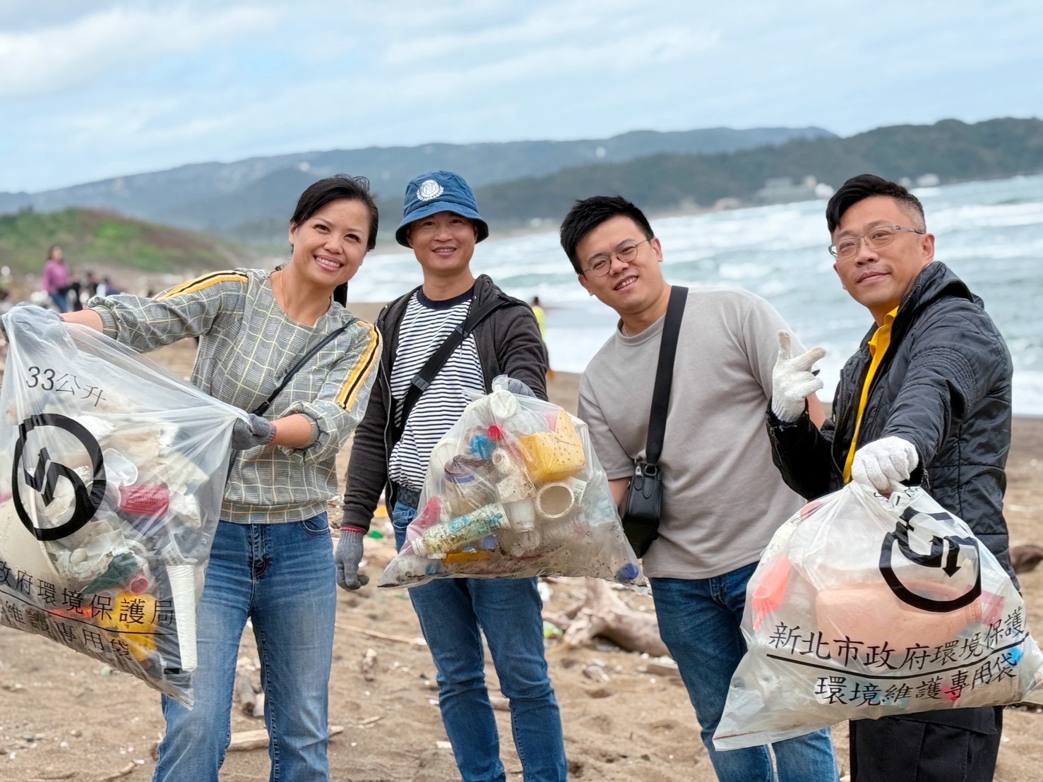 ESG 不只是口號!新創總會攜手企業清出 901 公斤海廢展現永續力 簡岑穎會長與企業代表合力清出滿袋海洋廢棄物,展現企業落實 ESG 與守護海岸的具體成果。(圖/新創總會提供)