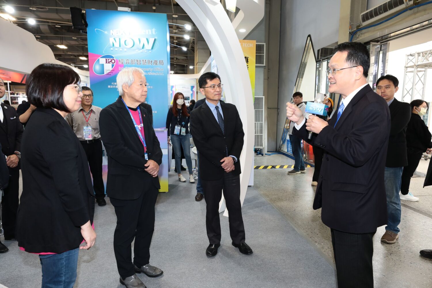 經濟部智慧財產局 廖承威局長介紹專館。（圖記者林照東翻攝）