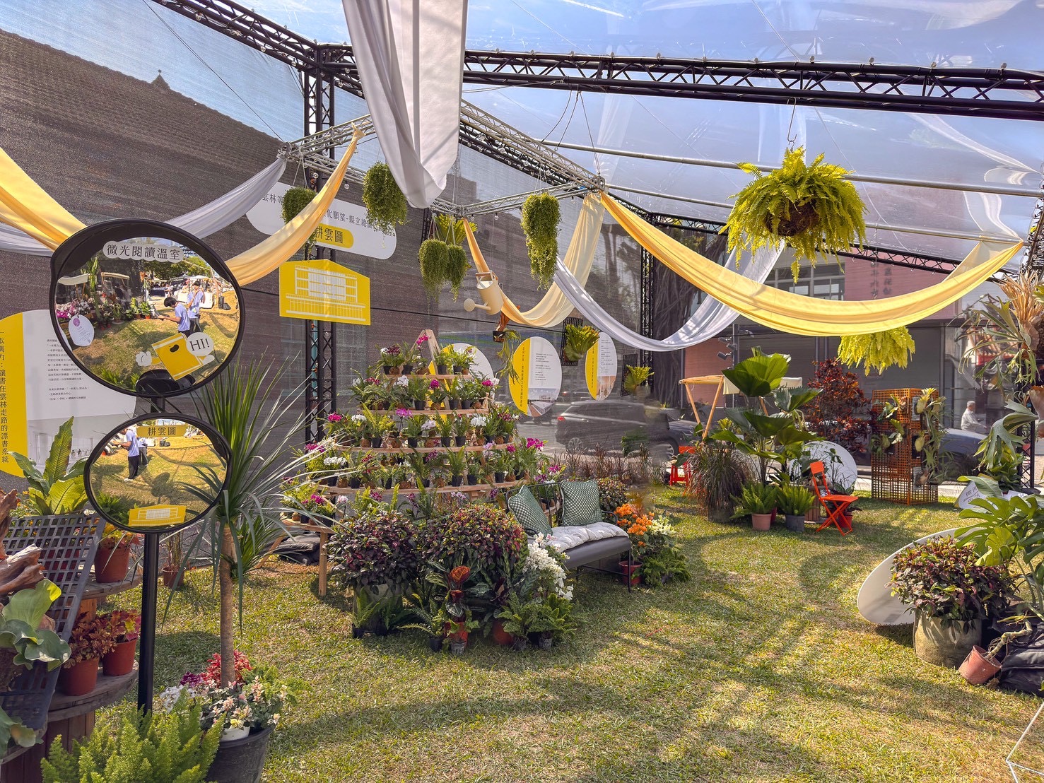 雲林直接把路跑變成閱讀節!351個閱讀光點一次炸出文化爆發 戶外大型《微光閱讀溫室》,由《微光閱讀溫室》×《耕雲圖》共同呈現。策展人張光儀表示,此次策展理念是「把閱讀種進溫室」,期待讓民眾看見雲林總圖未來的萌芽與生長。(圖/沐木品牌整合行銷提供)