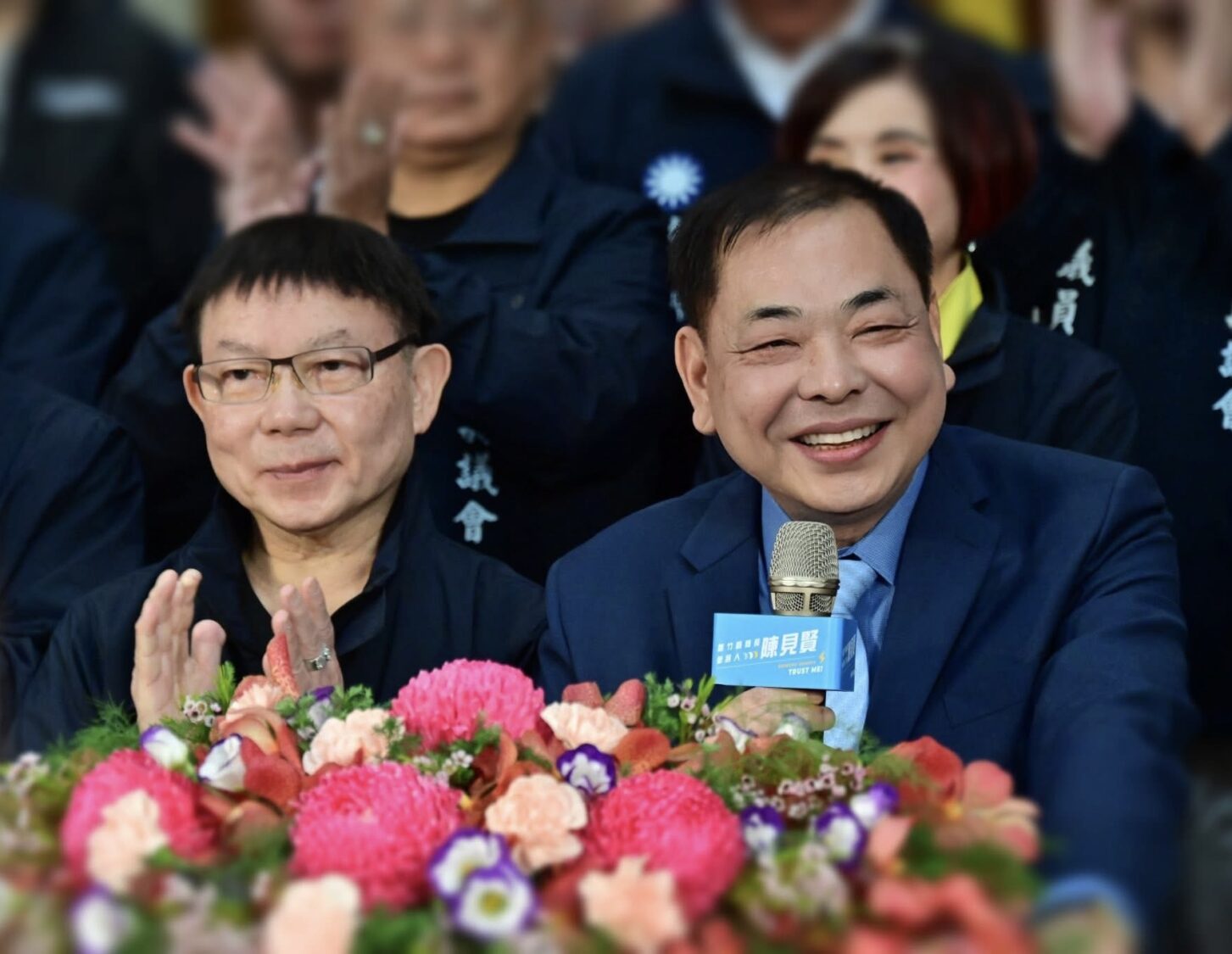 新竹縣議會大團結！議長張鎮榮帶領議員及鄉鎮市長與地方民意代表齊聚站台力挺陳見賢，展現跨黨派高度支持。（圖／記者林照東翻攝）