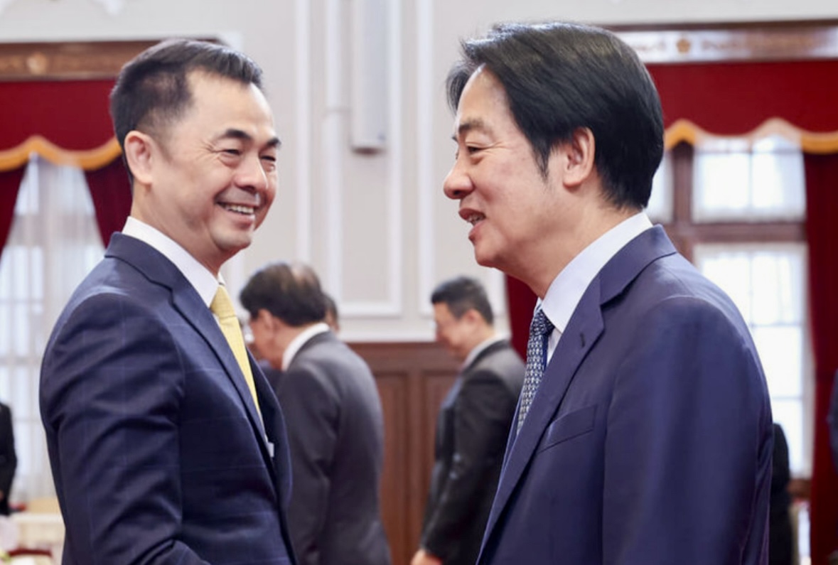 總統賴清德（前右）27日上午在總統府接見中華民國全國創新創業總會，賴總統與總會長邱銘乾（前左）握手致意。(圖/記者林照東翻攝）