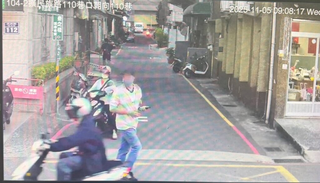 誤信「代領普發一萬」甜蜜話術 男寄出提款卡慘成詐團人頭戶 詐騙集團車手取走被害人寄出的提款卡,警方調閱監視影像比對動線,最終循線查緝到案。(圖/記者林家嘉翻攝)