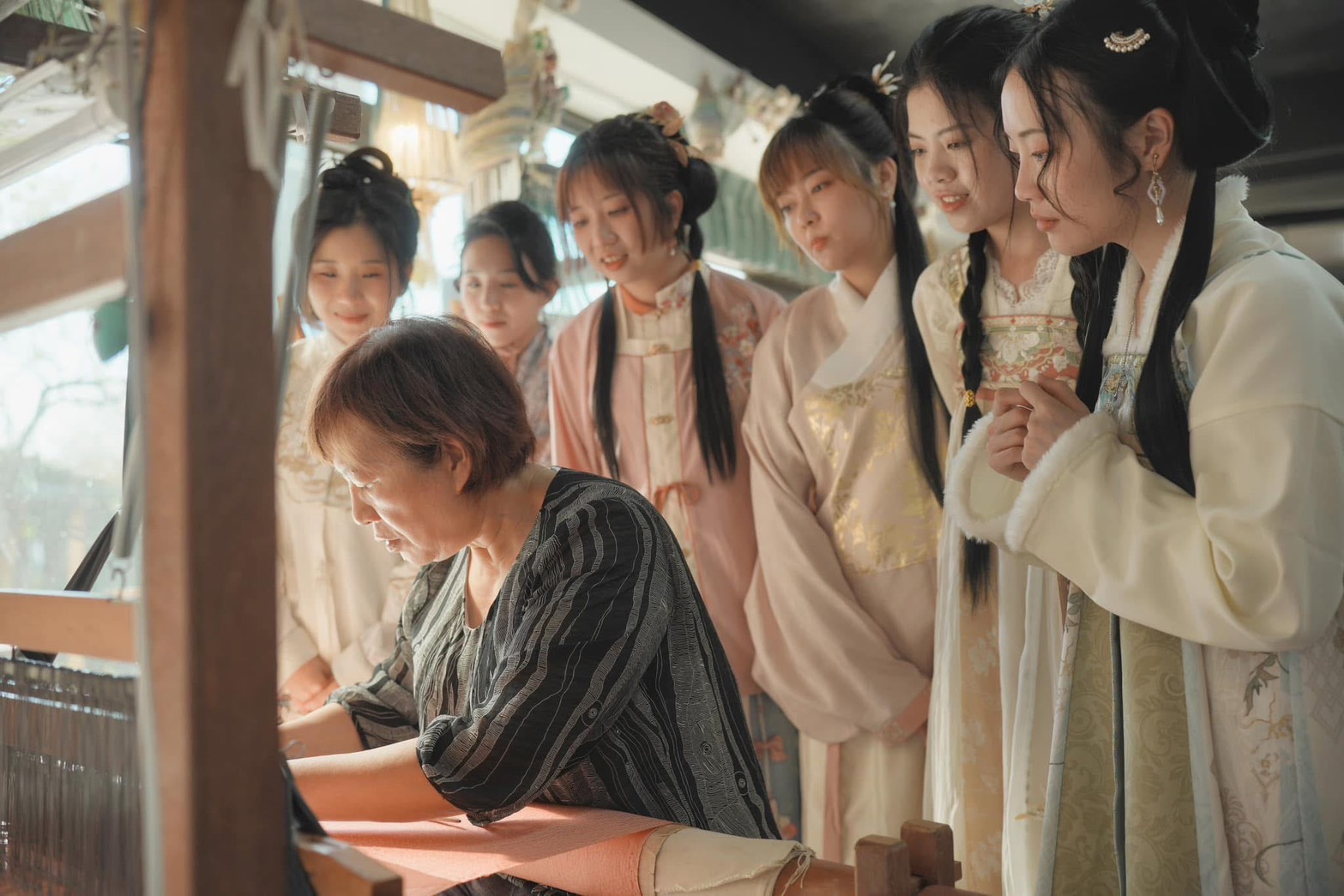 一滴眼淚的使命 茜香閣以漢服美學治癒時代女性疲態