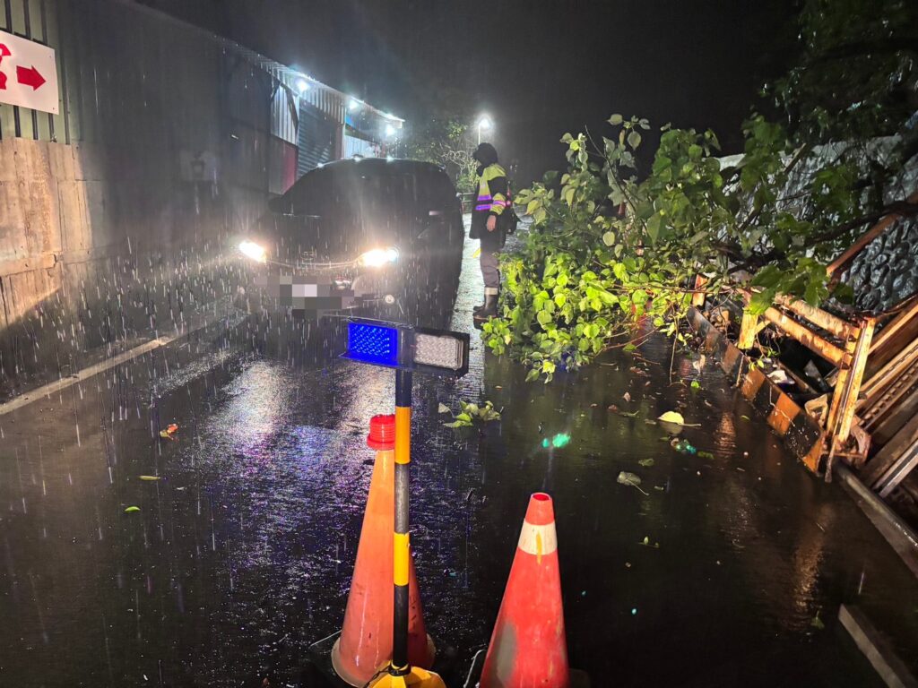 山坡土石滑落佔車道　基二警即刻排除恢復通行