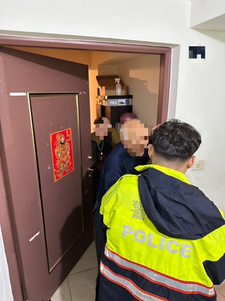 金融卡遭 ATM 吞卡！基二警協助成功取回