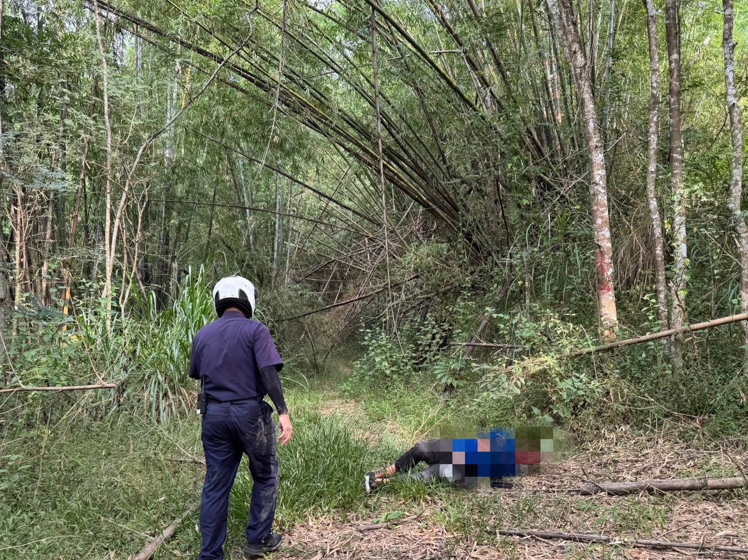 51歲男體力透支困山中!湖內警消翻山越嶺5小時救回一命 湖內警翻山越嶺歷時5小時 成功尋獲迷途男子脫困送醫。〈圖/記者蔡宗武翻攝〉