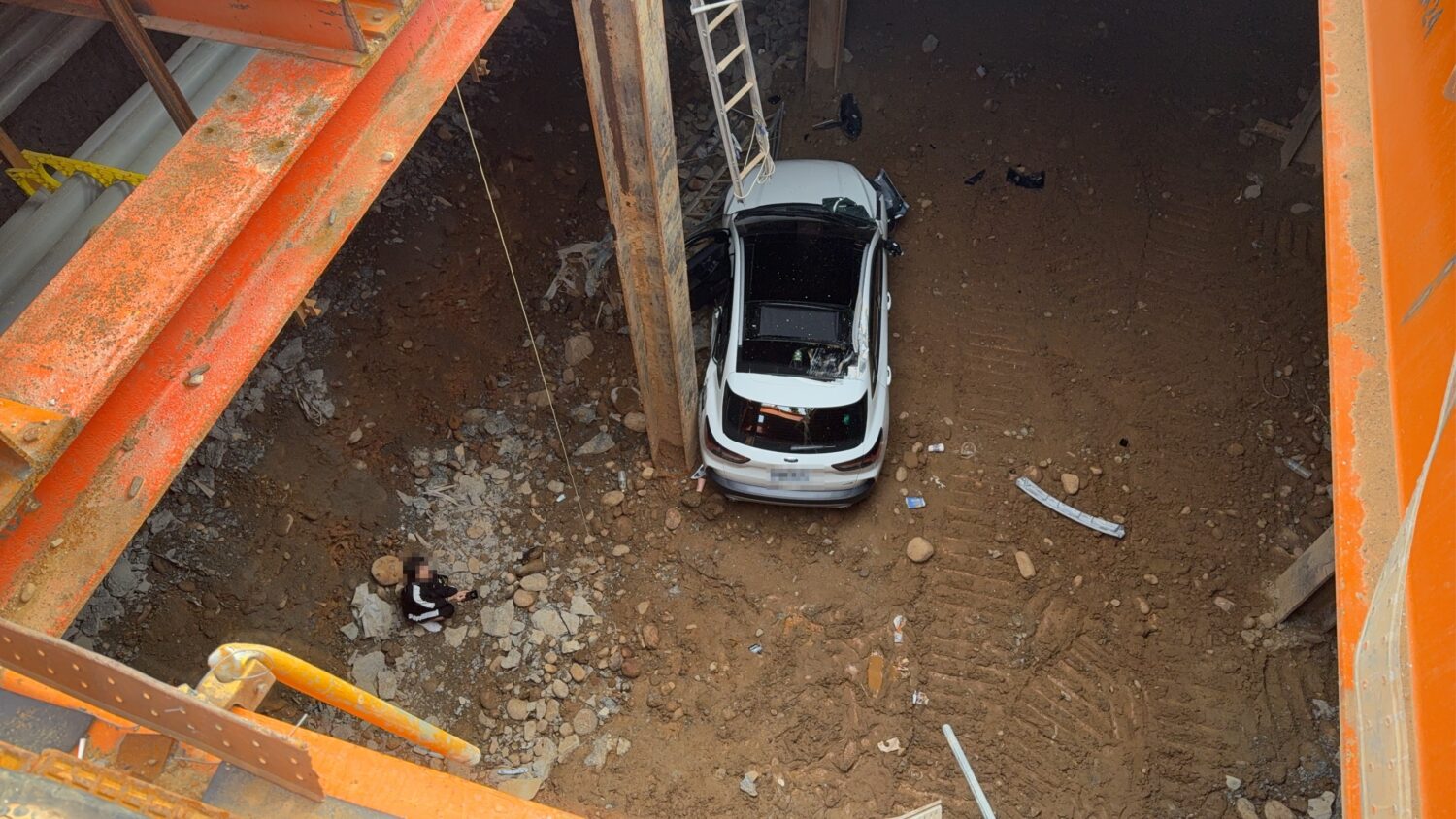 駕駛開車墜8米深捷運工地 警消爬梯救出幸無大礙 駕駛開車墜8米深捷運工地 警消爬梯救出幸無大礙