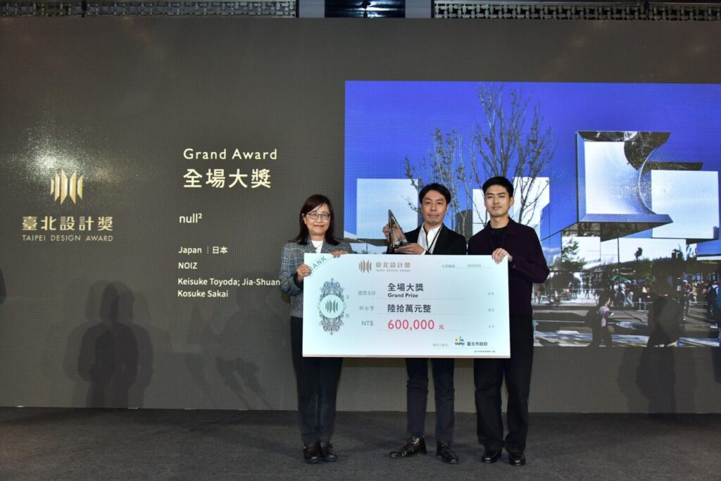 2025臺北設計獎頒獎典禮隆重登場 年度設計盛事揭曉得主 林奕華副市長 (左) 頒發最高榮譽全場大獎予獲獎團隊全場大獎(日本)。(圖/主辦單位 提供)