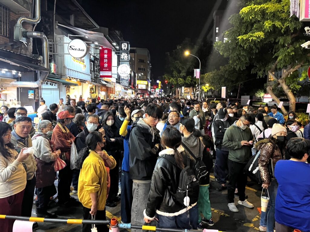 物調券首日開搶!11/28–30全市早晚發放 民眾大讚:真的省很大! 第二波物調券-逢甲夜市。(圖/台中市政府經濟發展局提供)