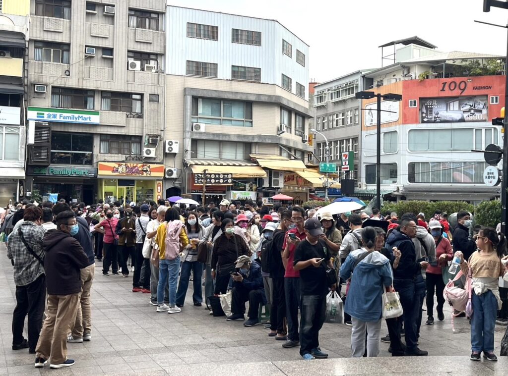 物調券首日開搶!11/28–30全市早晚發放 民眾大讚:真的省很大! 一中商圈也吸引年輕族群參與物調券活動。(圖/台中市政府經濟發展局提供)