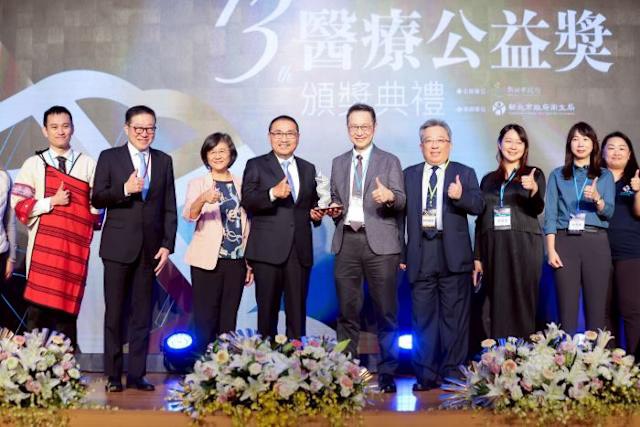 侯友宜市長、衛生局長陳潤秋〈左三〉與獲獎人合影。（圖/新北市衛生局提供）